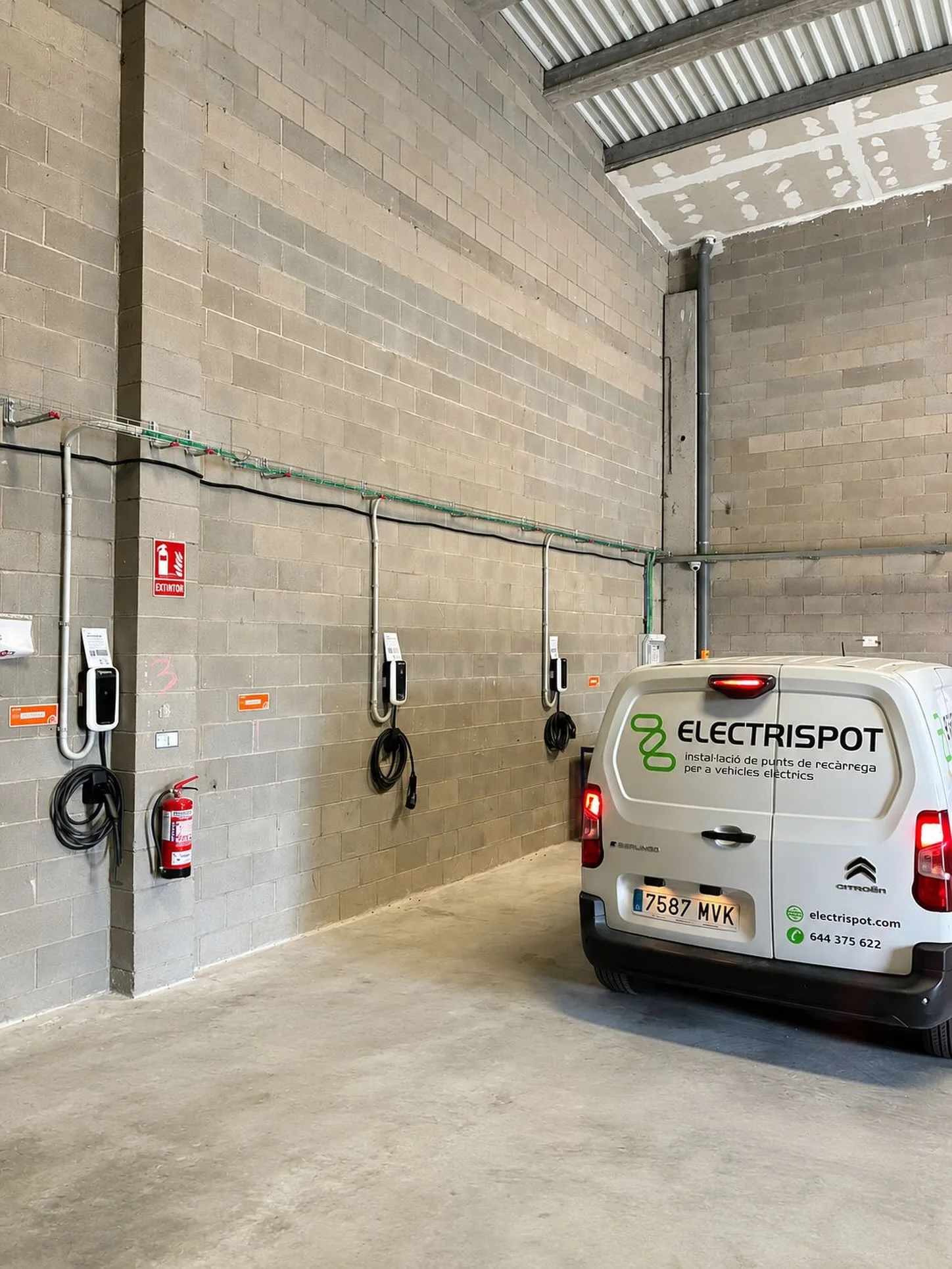 Diversos carregadors instal·lats a la nau i furgoneta Electrispot